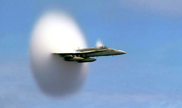 En F/A-18 Hornet jetjager bryter lydmuren utenfor kysten av Sør-Korea. Den hvite kragen bak flyet skyldes undertrykk like bak overtrykket i den supersoniske sjokkbølgen. I undertrykket blir vanndamp fra lufta brått kondensert til tåkedråper. (Foto: John Gay, U.S. Navy) En F/A-18 Hornet jetjager bryter lydmuren utenfor kysten av Sør-Korea. Den hvite kragen bak flyet skyldes undertrykk like bak overtrykket i den supersoniske sjokkbølgen. I undertrykket blir vanndamp fra lufta brått kondensert til tåkedråper. (Foto: John Gay, U.S. Navy)