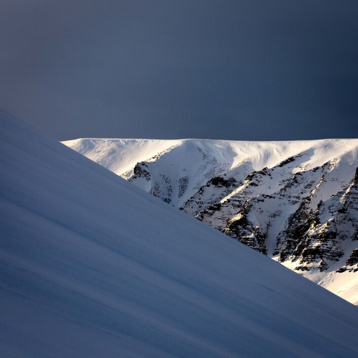 Lys og skygge nærmer seg Longyearbyen tidlig i mars. (Foto: Børge Damsgård, UNIS) Lys og skygge nærmer seg Longyearbyen tidlig i mars. (Foto: Børge Damsgård, UNIS)