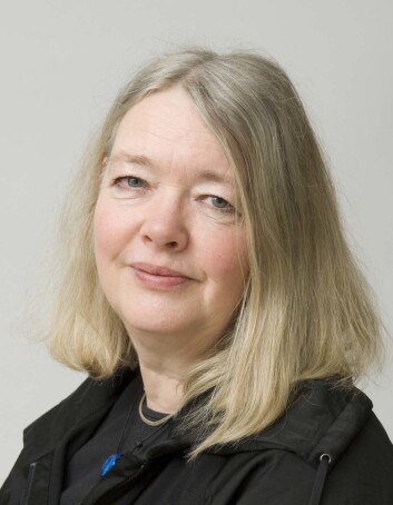 Det er mange mulige forklaringer på hvorfor håndverkere laget ulike versjoner av samme smykke, mener arkeolog Elna Siv Kristoffersen. (Foto: UiS) Det er mange mulige forklaringer på hvorfor håndverkere laget ulike versjoner av samme smykke, mener arkeolog Elna Siv Kristoffersen. (Foto: UiS)