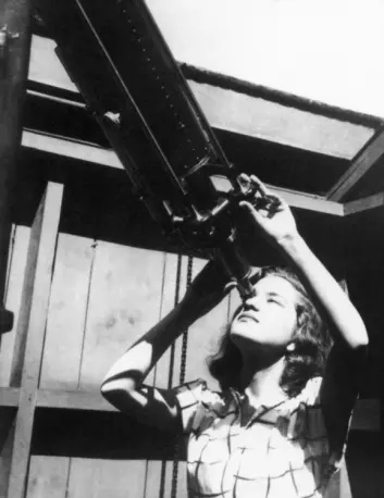 Vera Rubin kikker i et teleskop ved Vassar College, rundt 1947. I sin karriere som astrofysiker gjorde hun flere oppdagelser som skulle ha dyptgripende følger for fysikken. For eksempel at det ser ut til å mangle enorme mengder stoff i universet. (Foto: Science Photo Library / NTB Scanpix)
