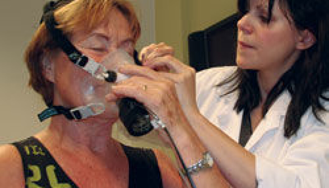 Nina Zisko (right), a PhD candidate whose research will use results from the Generasjon 100 study, fits Aud Hepsø Johansson with a special mask for measuring maximal oxygen uptake. (Photo: Nancy Bazilchuk) Nina Zisko (right), a PhD candidate whose research will use results from the Generasjon 100 study, fits Aud Hepsø Johansson with a special mask for measuring maximal oxygen uptake. (Photo: Nancy Bazilchuk)