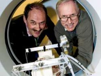 Sandstone can crack if it is filled with too much CO2. To be certain that this will not happen, NTNU Professors Martin Landrø and Ole Torsæter take X-rays of sandstone while it is being pumped full of CO2. (Photo: Ole Morten Melgård/NTNU Info) Sandstone can crack if it is filled with too much CO2. To be certain that this will not happen, NTNU Professors Martin Landrø and Ole Torsæter take X-rays of sandstone while it is being pumped full of CO2. (Photo: Ole Morten Melgård/NTNU Info)