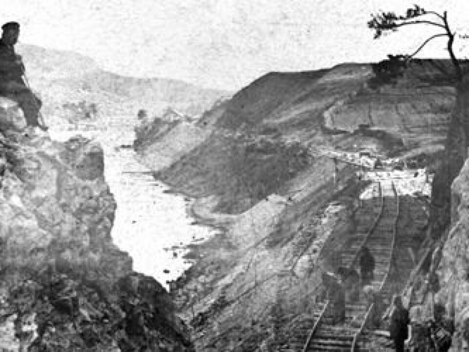 Railway lines were designed to harmonise with the landscape. This photograph, taken circa 1861 roughly 100 km northeast of the capital, shows construction of the Christiania-Kongsvinger line. (Photo: NSB Director C.A. Pihl. Copyright: Norwegian Railway Museum)