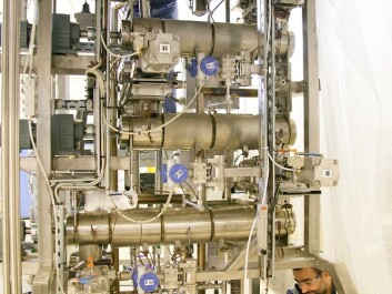 Senior engineer Willy Georg Horrigmo tips a bucketful of chopped-up branches and tops into the top of the laboratory reactor, while research scientist Roger Khalil waits for the results to emerge at the bottom of the processing equipment. It is a long route for the raw material, but on the other hand, it is transformed from low-value to high-value biofuel on the way. (Photo: SINTEF / Gry Karin Stimo)
Senior engineer Willy Georg Horrigmo tips a bucketful of chopped-up branches and tops into the top of the laboratory reactor, while research scientist Roger Khalil waits for the results to emerge at the bottom of the processing equipment. It is a long route for the raw material, but on the other hand, it is transformed from low-value to high-value biofuel on the way. (Photo: SINTEF / Gry Karin Stimo)