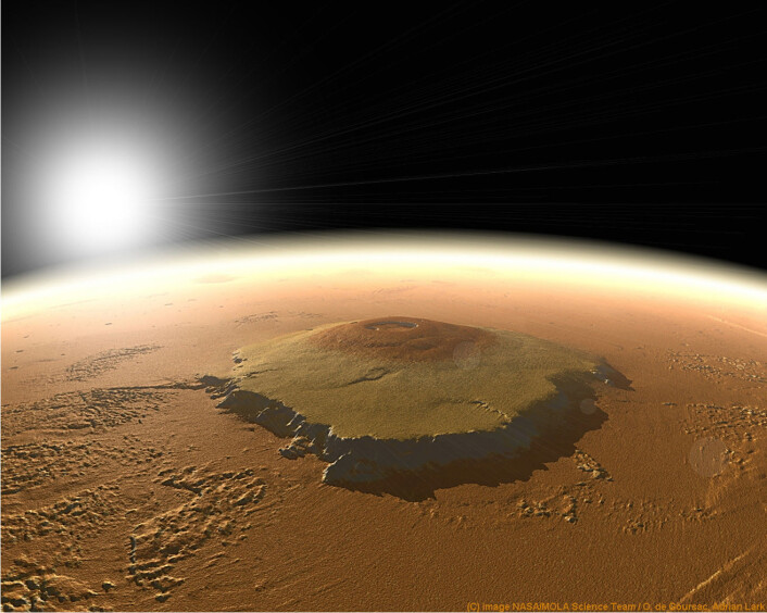 Simulert bilde av Olympus Mons. Vulkanen er 22 kilometer høy. (Foto: (Bilde: NASA/MOLA Science Team/ O. de Goursac, Adrian Lark)) Simulert bilde av Olympus Mons. Vulkanen er 22 kilometer høy. (Foto: (Bilde: NASA/MOLA Science Team/ O. de Goursac, Adrian Lark))