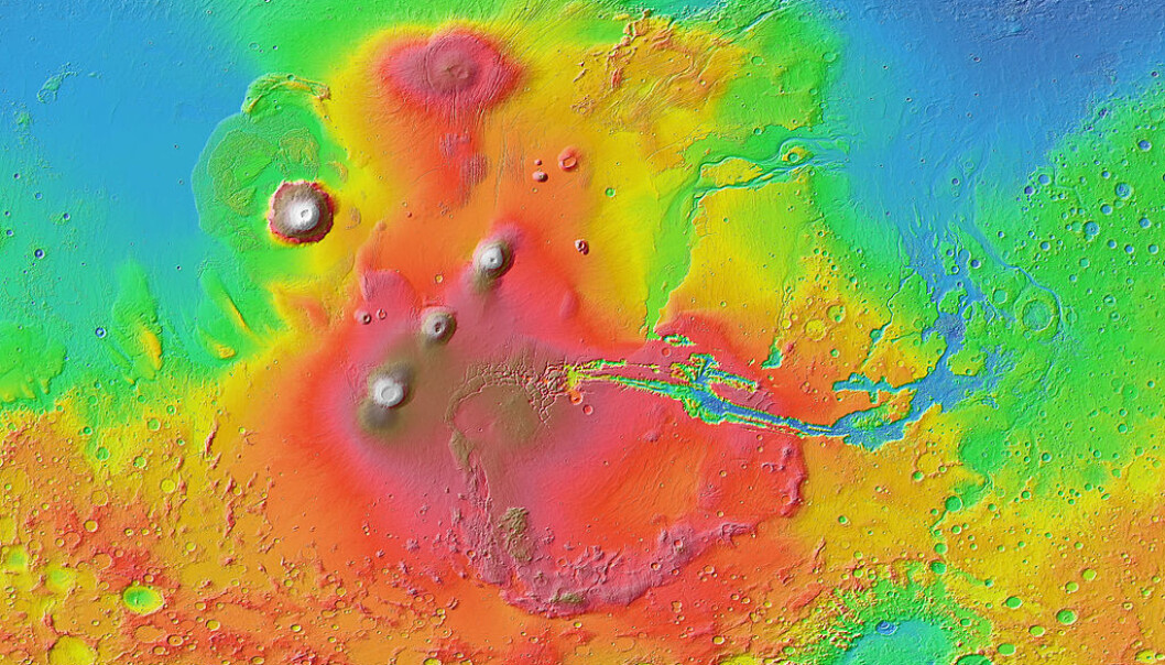 Dette er Tharsis-platået på Mars. Solsystemets høyeste fjell, Olympus Mons ligger til venstre i bilde. De røde og brune fargene viser høyde, og at det ligger mye høyere enn området rundt. Hele formasjonen er mer enn 5000 kilometer bredt. (Bilde: NASA / JPL-Caltech / Arizona State University) Dette er Tharsis-platået på Mars. Solsystemets høyeste fjell, Olympus Mons ligger til venstre i bilde. De røde og brune fargene viser høyde, og at det ligger mye høyere enn området rundt. Hele formasjonen er mer enn 5000 kilometer bredt. (Bilde: NASA / JPL-Caltech / Arizona State University)