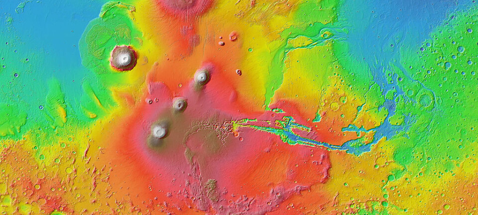Dette er Tharsis-platået på Mars. Solsystemets høyeste fjell, Olympus Mons ligger til venstre i bilde. De røde og brune fargene viser høyde, og at det ligger mye høyere enn området rundt. Hele formasjonen er mer enn 5000 kilometer bredt. (Bilde: NASA / JPL-Caltech / Arizona State University)