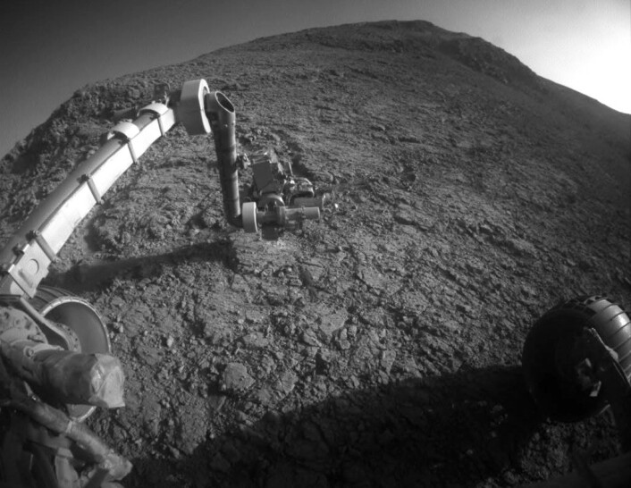 Dette bildet ble tatt av Opportunity den 5. januar 2016 på sørsiden av Marathon Valley, som skjærer gjennom vestkanten av krateret Endeavour. Armen ned mot bakken inneholder et kamera for mikroskopi av bergartene, et verktøy som skraper vekk den øverste overflaten og et røntgenspektrometer som analyserer de kjemiske bestanddelene i bergartene. (Foto: NASA/JPL-Caltech) Dette bildet ble tatt av Opportunity den 5. januar 2016 på sørsiden av Marathon Valley, som skjærer gjennom vestkanten av krateret Endeavour. Armen ned mot bakken inneholder et kamera for mikroskopi av bergartene, et verktøy som skraper vekk den øverste overflaten og et røntgenspektrometer som analyserer de kjemiske bestanddelene i bergartene. (Foto: NASA/JPL-Caltech)
