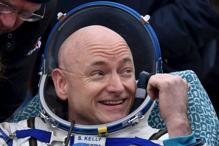 Astronaut Scott Kelly etter landingen på en frossen steppe i nærheten av byen Dzhezkazgan i Kasakhstan. (Foto: Kiril Kudrjavtsev/Reuters/NTB scanpix) Astronaut Scott Kelly etter landingen på en frossen steppe i nærheten av byen Dzhezkazgan i Kasakhstan. (Foto: Kiril Kudrjavtsev/Reuters/NTB scanpix)