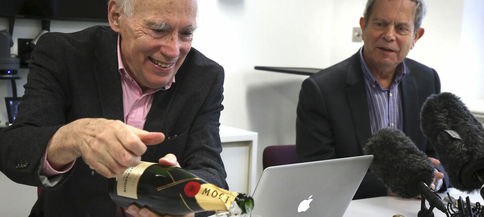 Tim Bliss og Richard Morris feirer The Brain prize med sjampanje på en pressekonferanse i London. (Foto: Philip Toscano, Pa photos, NTB scanpix)