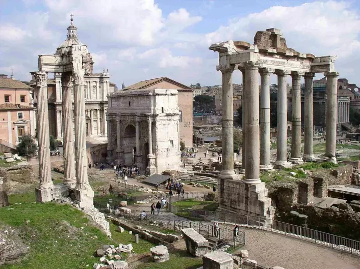 Forum Romanum slik det ser ut i dag. Triumfbuen er bygget av Septimius Severus, som var keiser mellom 193 og 211 e.Kr. (Foto: Carla Tavares/CC BY-SA 3.0)