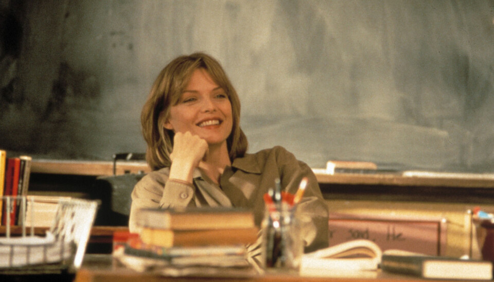I filmen Dangerous Minds fra 1995 spiller Michelle Pfeiffer en lærer som blir beskyldt for ikke å være dedikert nok, noe lykkeforsker Andreas Eriksen mener er viktig for å være lykkelig på jobb.  (Foto: Kpa, Heritage, NTB scanpix)