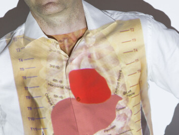 SINTEF ICT is planning to supervise patients with liver problems and monitor them at home. Scientist Frode Strisland has liver and heart projected on his body. (Photo: Werner Juvik/SINTEF) SINTEF ICT is planning to supervise patients with liver problems and monitor them at home. Scientist Frode Strisland has liver and heart projected on his body. (Photo: Werner Juvik/SINTEF)