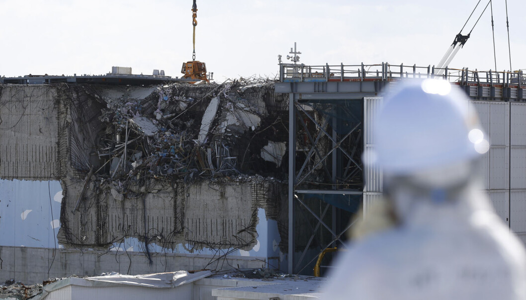 En besøkende journalist ser på en av de skadde reaktorhusene ved Fukushima Daiichi-kraftverket i februar 2016. (Foto: Toru Hanai/Reuters/NTB Scanpix) En besøkende journalist ser på en av de skadde reaktorhusene ved Fukushima Daiichi-kraftverket i februar 2016. (Foto: Toru Hanai/Reuters/NTB Scanpix)