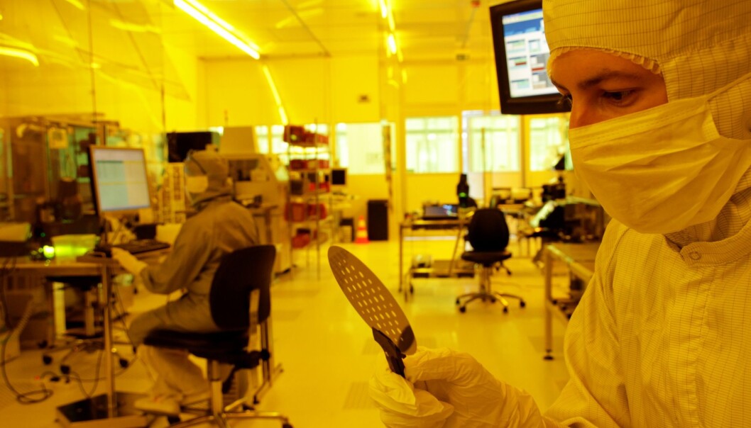 Researcher Matthieu Lacolle holding the silicon wafer. (Photo: Sintef) Researcher Matthieu Lacolle holding the silicon wafer. (Photo: Sintef)