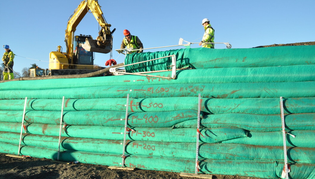 The concept is based on blowing expanded clay (Leca) spheres into enormous rolls made from geotextiles. (Photo: SINTEF) The concept is based on blowing expanded clay (Leca) spheres into enormous rolls made from geotextiles. (Photo: SINTEF)