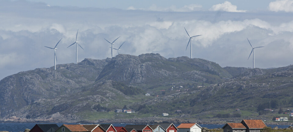 Båtstøene ved Verevågen med vindmøller i Lista Vindkraftverk i bakgrunnen.  (Foto: Svein Grønvold / NTB Scanpix)