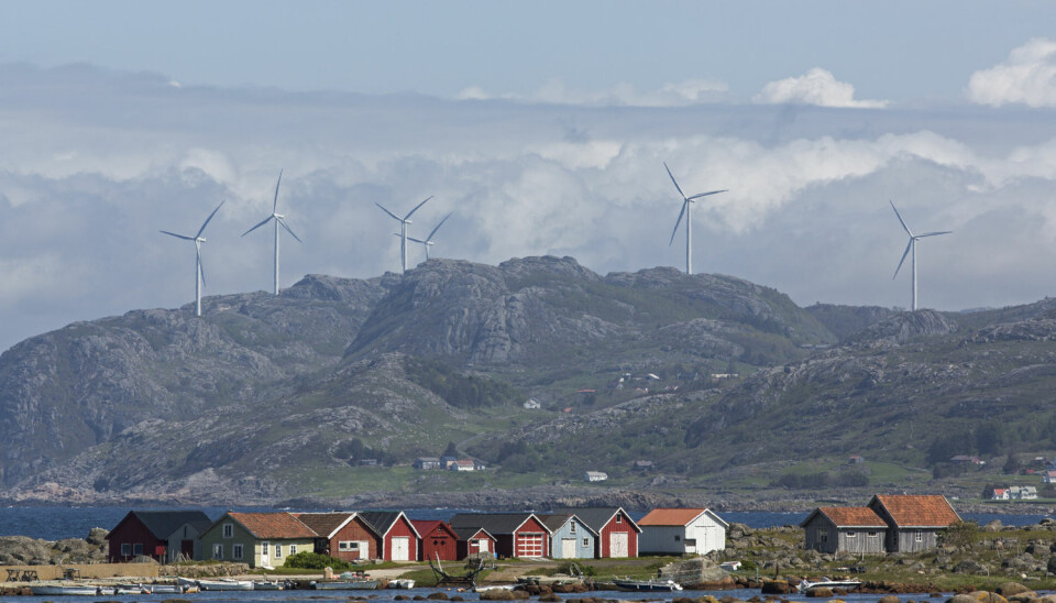 Båtstøene ved Verevågen med vindmøller i Lista Vindkraftverk i bakgrunnen.  (Foto: Svein Grønvold / NTB Scanpix)