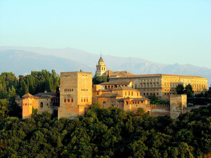 Alhambra-palasset i Granada i Spania. Slottet ble bygget på 1300-tallet, og ble brukt som sete for emirene som hersket i Granada. (Foto: bernjan/CC BY 2.0) Alhambra-palasset i Granada i Spania. Slottet ble bygget på 1300-tallet, og ble brukt som sete for emirene som hersket i Granada. (Foto: bernjan/CC BY 2.0)