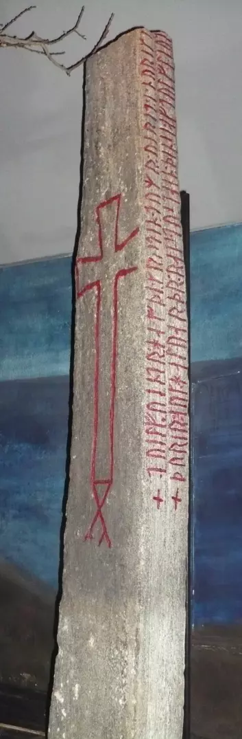 Kulisteinen er fra cirka år 1020. <em>Norge</em> staves uten bokstaven «ð» i runer og skaldediktingen, noe Michael Schulte legger stor vekt på i vurderingen av hva landsnavnet opprinnelig kommer fra. (Foto: Arne Kvitrud/Wikipedia)