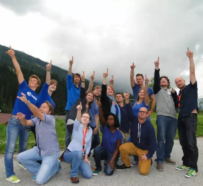 Glade studenter på romskole i Alpbach sommeren 2014. Her er Team Blue som laget romprosjekt for å forske på vulkanene og den geologiske aktiviteten på Venus. (Foto: 2014 MA Jakob / Summer School Alpbach FFG)
