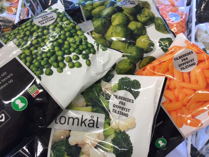 Butikkenes utvalg av ferske grønnsaker er blitt mye bedre de siste årene. Grønnsaker er blitt noe butikkene konkurrerer om. Men næringsmiddelforskere ser hvordan dette går ut over interessen for gode grønnsaker i frysedisken. De kan nemlig være et like godt alternativ både næringsmessig og smaksmessig som de ferske. Og tenker du miljø og bærekraft, så husk at frosne grønnsaker som oftest er kortreiste. Vinter og vår er veldig mye av de ferske grønnsakene importert fra Spania. (Foto: Bård Amundsen/forskning.no) Butikkenes utvalg av ferske grønnsaker er blitt mye bedre de siste årene. Grønnsaker er blitt noe butikkene konkurrerer om. Men næringsmiddelforskere ser hvordan dette går ut over interessen for gode grønnsaker i frysedisken. De kan nemlig være et like godt alternativ både næringsmessig og smaksmessig som de ferske. Og tenker du miljø og bærekraft, så husk at frosne grønnsaker som oftest er kortreiste. Vinter og vår er veldig mye av de ferske grønnsakene importert fra Spania. (Foto: Bård Amundsen/forskning.no)