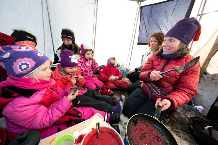 Solveig Larsen Strand, Maja Nilsen, BLU-student Merethe Øvergård, Synnøve Olsen, Live Strandheim og pedagogisk leder Christina Pedersen smaker på blodpannekakene til Tove Utsi. (Foto: Stig Brøndbo) Solveig Larsen Strand, Maja Nilsen, BLU-student Merethe Øvergård, Synnøve Olsen, Live Strandheim og pedagogisk leder Christina Pedersen smaker på blodpannekakene til Tove Utsi. (Foto: Stig Brøndbo)
