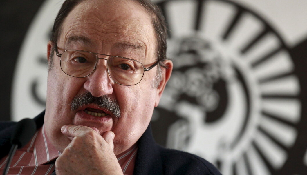 Den italienske forfatteren Umberto Eco fotografert under presentasjonen av romanen «Gravlunden i Praha» i desember 2010. (Foto: Andrea Comas, Reuters, NTB scanpix) Den italienske forfatteren Umberto Eco fotografert under presentasjonen av romanen «Gravlunden i Praha» i desember 2010. (Foto: Andrea Comas, Reuters, NTB scanpix)