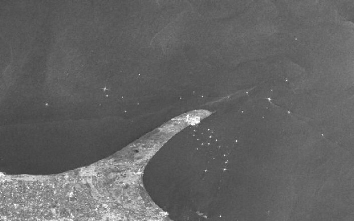Skip utenfor Skagen, sett fra radarsatellitten Sentinel-1A fredag 19 februar. (Bilde: Copernicus Sentinel Data 2016, prosessert av KSAT). Skip utenfor Skagen, sett fra radarsatellitten Sentinel-1A fredag 19 februar. (Bilde: Copernicus Sentinel Data 2016, prosessert av KSAT).