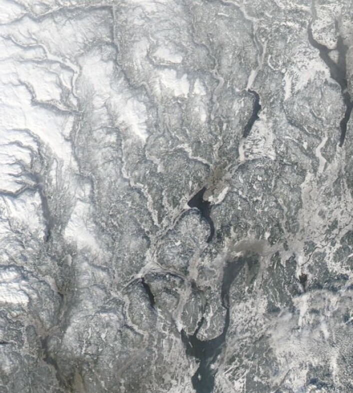 Østlandet sett fra NASA's Aqua 16 februar. Lett å se hvor det ligger is/snø på innsjøene, og hvor det er åpent vann. (Bilde: NASA Aqua MODIS). Østlandet sett fra NASA's Aqua 16 februar. Lett å se hvor det ligger is/snø på innsjøene, og hvor det er åpent vann. (Bilde: NASA Aqua MODIS).