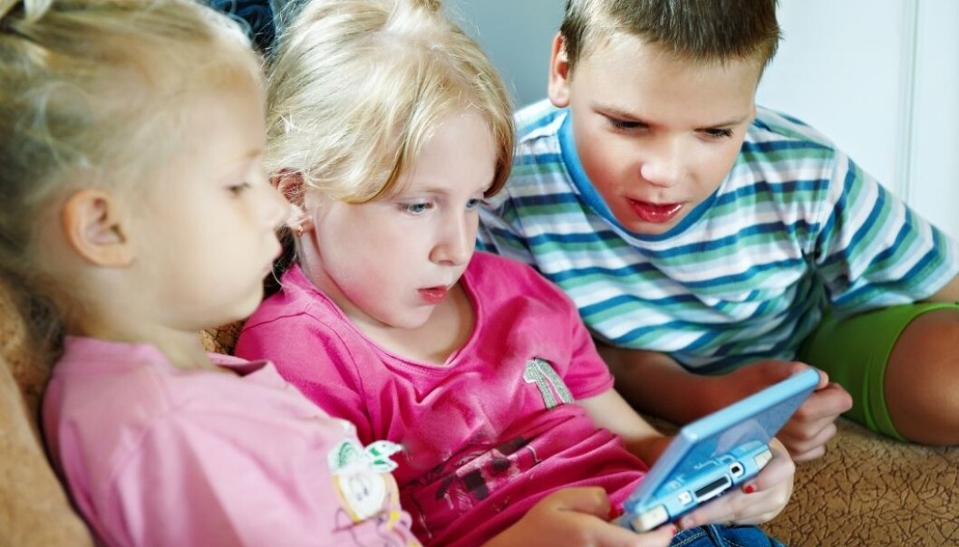 Når jenter spiller dataspill, er det oftest spill som The Sims eller Candy Crush. Gutter konkurrerer ofte i sosiale spill som Counterstrike eller League of Legends. (Illustrasjonsfoto: Sergey Ryzhov/Shutterstock/NTB scanpix) Når jenter spiller dataspill, er det oftest spill som The Sims eller Candy Crush. Gutter konkurrerer ofte i sosiale spill som Counterstrike eller League of Legends. (Illustrasjonsfoto: Sergey Ryzhov/Shutterstock/NTB scanpix)