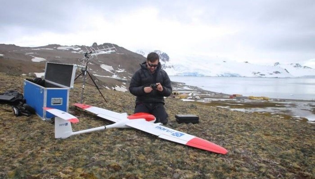 Seniorforsker Agnar Sivertsen gjør klart for flygning i Antarktis. I bakgrunnen skimtes den polske forskningsbasen Henryk Arctowski, hvor forskerne bor under oppholdet. (Foto: Andreas Tøllefsen) Seniorforsker Agnar Sivertsen gjør klart for flygning i Antarktis. I bakgrunnen skimtes den polske forskningsbasen Henryk Arctowski, hvor forskerne bor under oppholdet. (Foto: Andreas Tøllefsen)