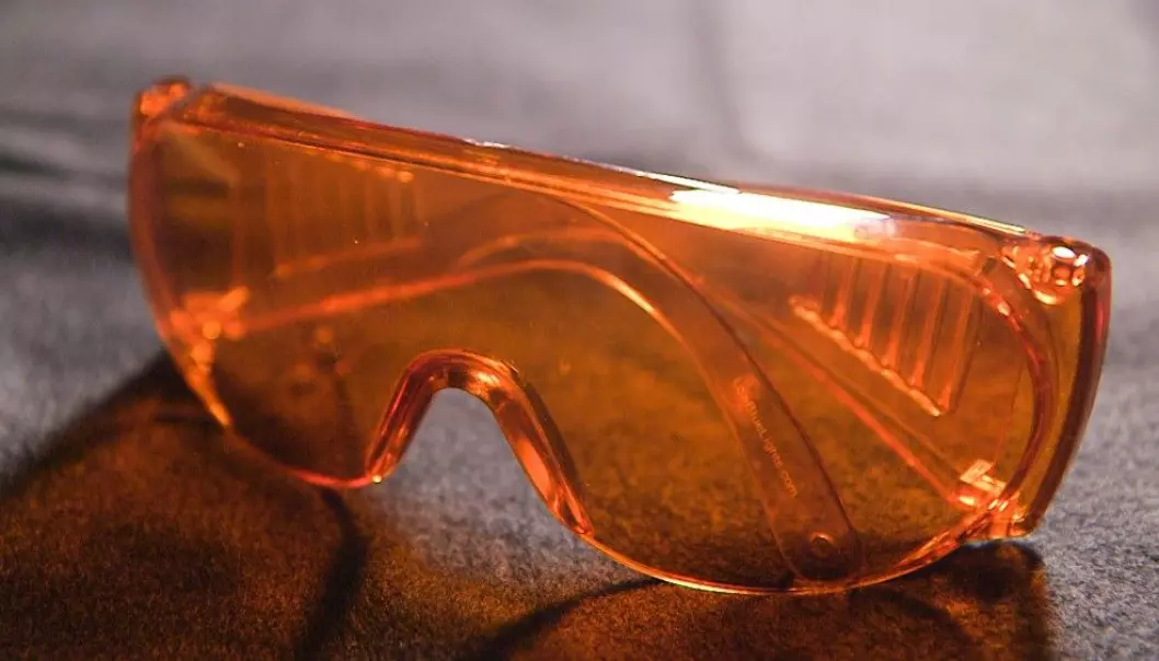 Slike oransje briller stenger ut det blå lyset, som forskere tror er med på å forlenge de maniske periodene hos bipolare. (Foto: Roger Myren/NRK)