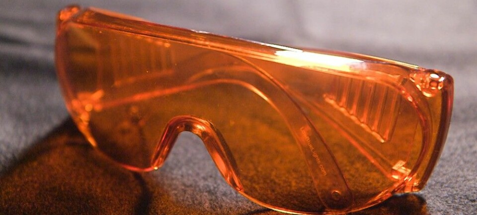 Slike oransje briller stenger ut det blå lyset, som forskere tror er med på å forlenge de maniske periodene hos bipolare. (Foto: Roger Myren/NRK)