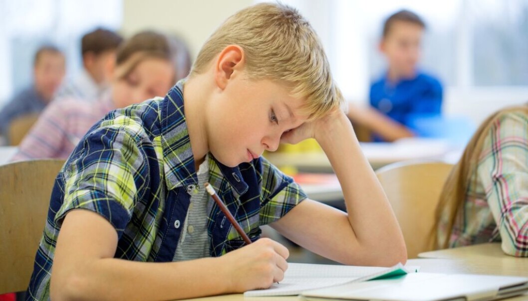 Forskernes studie baserer seg på over to millioner nasjonale tester som er tatt i den danske skolen, i skoleårene 2009/10 til 2012/13. Forskerne undersøkte om det var en sammenheng mellom hvilket tidspunkt på dagen elevene ble testet og hvor gode resultatene deres var. Resultatene viste at jo senere de ble testet, jo dårligere var prestasjonene. (Illustrasjonsfoto: Syda Productions/Shutterstock/NTB scanpix) Forskernes studie baserer seg på over to millioner nasjonale tester som er tatt i den danske skolen, i skoleårene 2009/10 til 2012/13. Forskerne undersøkte om det var en sammenheng mellom hvilket tidspunkt på dagen elevene ble testet og hvor gode resultatene deres var. Resultatene viste at jo senere de ble testet, jo dårligere var prestasjonene. (Illustrasjonsfoto: Syda Productions/Shutterstock/NTB scanpix)