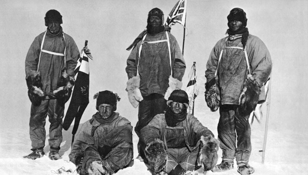 En skuffet Scott (i midten bak) nådde fram til Sydpolen i 1912, bare for å oppdage at Roald Amundsen hadde vært der først. Bildet er framkalt fra et negativ som letemannskapet i 1913 fant sammen med de frosne kroppene til medlemmene av ekspedisjonen. (Foto: Mary Evans Picture) En skuffet Scott (i midten bak) nådde fram til Sydpolen i 1912, bare for å oppdage at Roald Amundsen hadde vært der først. Bildet er framkalt fra et negativ som letemannskapet i 1913 fant sammen med de frosne kroppene til medlemmene av ekspedisjonen. (Foto: Mary Evans Picture)