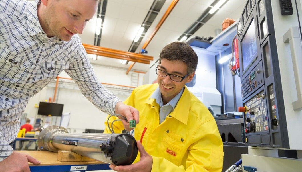 Terje Mugaas holds the sensor package which will be fitted to the boring bar. Tormod Jensen from Sandvik Teeness is on the right. A typical Mori Seiki multitask machine is seen in the background. (Photo: Sintef) Terje Mugaas holds the sensor package which will be fitted to the boring bar. Tormod Jensen from Sandvik Teeness is on the right. A typical Mori Seiki multitask machine is seen in the background. (Photo: Sintef)