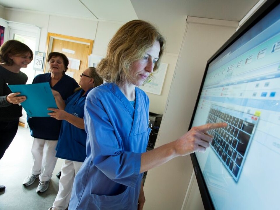 The 50-inch screen in the nurses' room now displays information about the status of all rooms, who is waiting to be cleared, and which new patients are expected that day.(Photo: Erner Juvik/SINTEF)