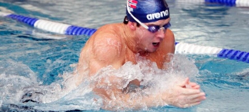 Landslagssvømmer Alex Hetland i aksjon. Det viser seg at svømmere i verdensklasse bruker musklene mye smartere enn de på lavere nivåer.  (Foto: Norges Svømmeforbund))