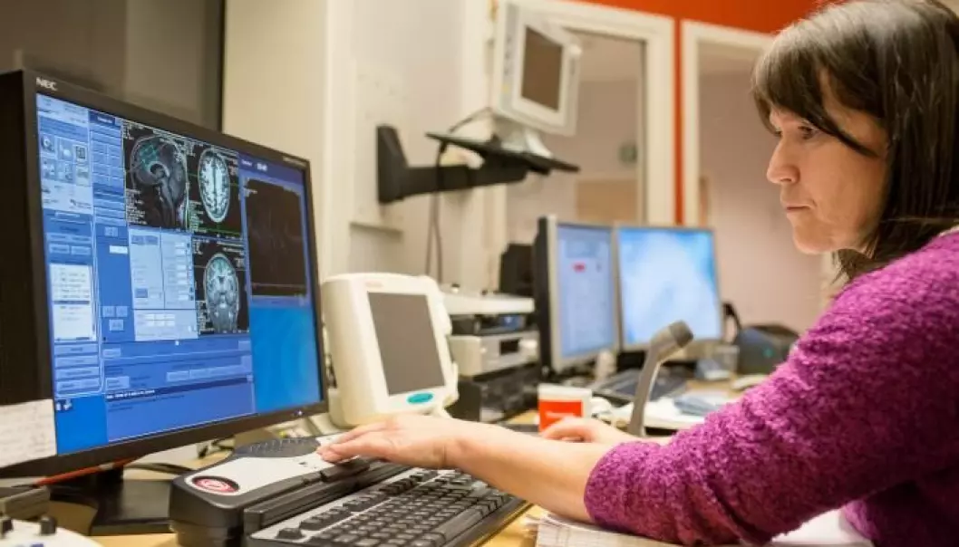 While the brain of an Utøya survivor is scanned in an MR-scanner, radiographer Turid Randa sits in the control room and ensures that valuable information about the brain is saved. Images of the brain’s structure and activity are especially interesting for the researchers. (Photo: Eivind Senneset)