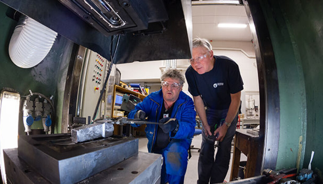 They hope to contribute to energy-efficient manufacture of aluminium vehicle components. Workshop manager Arne Gellein of SINTEF fits the casting into place in the forging machine, together with senior scientist Martin Lefstad. (Photo: SINTEF/Thor Nielsen) They hope to contribute to energy-efficient manufacture of aluminium vehicle components. Workshop manager Arne Gellein of SINTEF fits the casting into place in the forging machine, together with senior scientist Martin Lefstad. (Photo: SINTEF/Thor Nielsen)