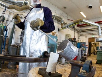 This is where the cast-forge process that turns smelted aluminium into a component of a suspension system begins. SINTEF’s Kurt Sandaunet casts the aluminium alloy in a steel mould that is slightly tipped in order to keep the molten metal from splashing. (Photo: SINTEF/Thor Nielsen) This is where the cast-forge process that turns smelted aluminium into a component of a suspension system begins. SINTEF’s Kurt Sandaunet casts the aluminium alloy in a steel mould that is slightly tipped in order to keep the molten metal from splashing. (Photo: SINTEF/Thor Nielsen)
