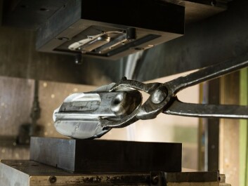 The forged product is ejected from the forging tool and lifted out. (Photo: SINTEF/Thor Nielsen) The forged product is ejected from the forging tool and lifted out. (Photo: SINTEF/Thor Nielsen)