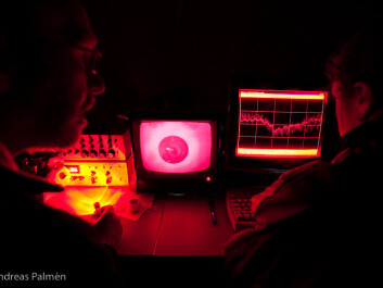 Electroretinogram of the eye: Researchers use an instrument called an electroretinogram to measure the sensitivity of the eye to light. The instrument measures the electrical responses in the eye when there is a specific light stimulus. (Photo: Andreas Palmén) Electroretinogram of the eye: Researchers use an instrument called an electroretinogram to measure the sensitivity of the eye to light. The instrument measures the electrical responses in the eye when there is a specific light stimulus. (Photo: Andreas Palmén)