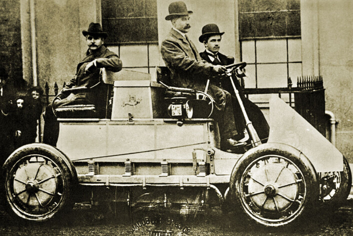 Hybridbiler er gammelt nytt. Her der den aller første, en Luhner-Porsche Mixte Hybrid fra år 1900. Bensinmotoren ladet opp batteriet som igjen drev elektromotorene, en til hvert hjul. (Foto: Ukjent fotograf, Wikimedia Commons) Hybridbiler er gammelt nytt. Her der den aller første, en Luhner-Porsche Mixte Hybrid fra år 1900. Bensinmotoren ladet opp batteriet som igjen drev elektromotorene, en til hvert hjul. (Foto: Ukjent fotograf, Wikimedia Commons)