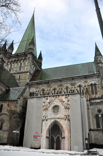 En katedral på Nidarosdomens størrelse må stadig restaureres. Akkurat nå er arbeidet med «kongeinngangen» begynt. (Foto: Magne Vik Bjørkøy, NGU) En katedral på Nidarosdomens størrelse må stadig restaureres. Akkurat nå er arbeidet med «kongeinngangen» begynt. (Foto: Magne Vik Bjørkøy, NGU)