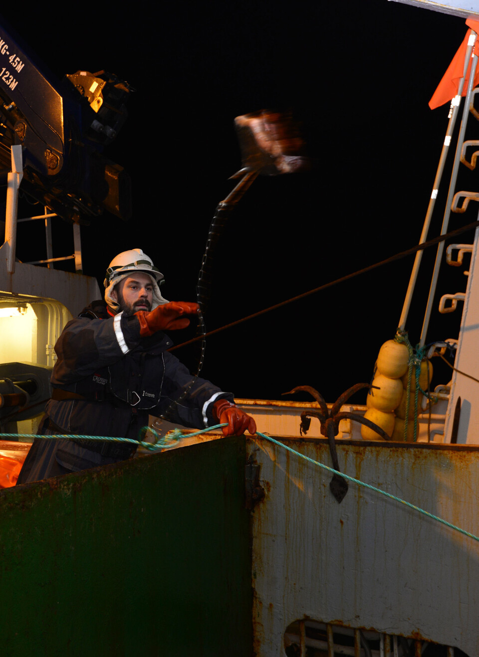 Julius Nielsen setter langline etter håkjerring. Det er kraftig utstyr som brukes; 12 mm tau, kjetting til forsyn og fiskekroker i størrelse ekstra-stor. (Foto: Kim Præbel)