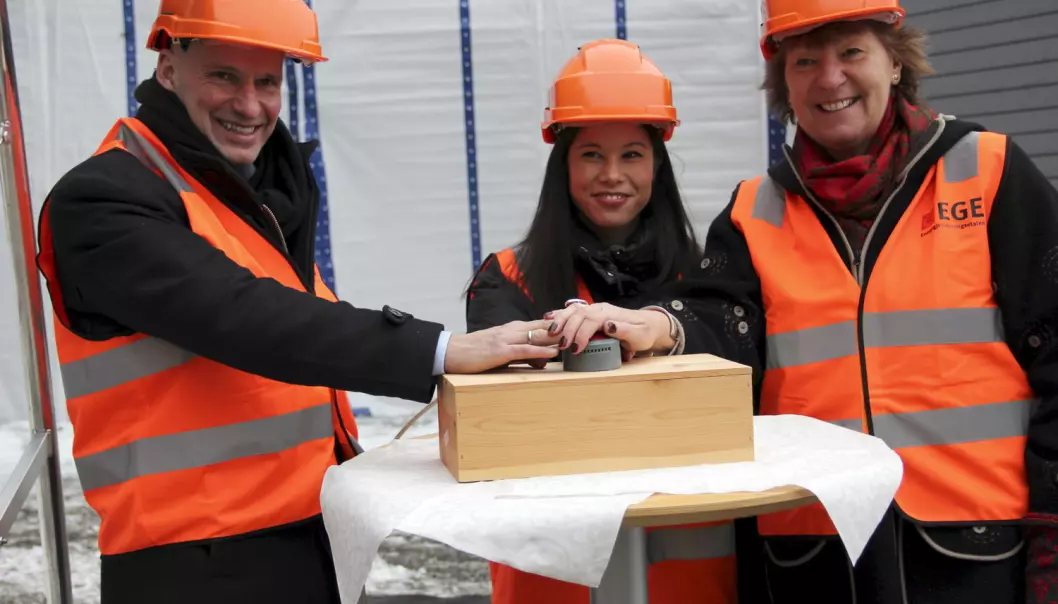 Oslos ordfører Marianne Borgen (til høyre) og byrådene Lan Marie Nguyen Berg og Geir Lippestad starter opp testanlegg for karbonnegativ teknologi på Klemetsrud 25. januar. (Foto: Alister Doyle, Reuters/NTB scanpix)
