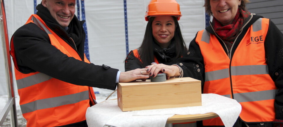 Oslos ordfører Marianne Borgen (til høyre) og byrådene Lan Marie Nguyen Berg og Geir Lippestad starter opp testanlegg for karbonnegativ teknologi på Klemetsrud 25. januar. (Foto: Alister Doyle, Reuters/NTB scanpix)