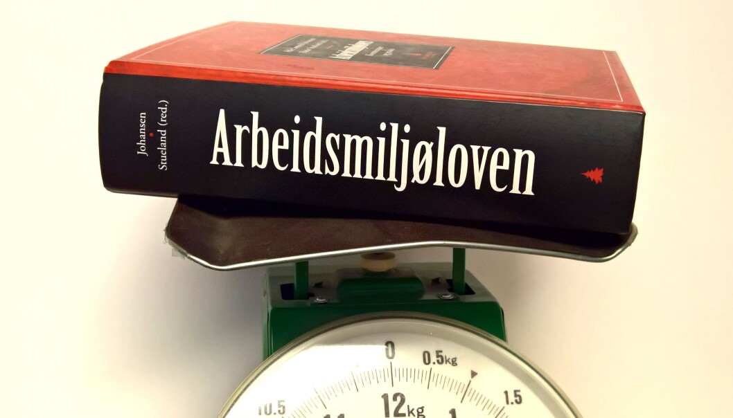 Mye å sette seg inn i. Arbeidsmiljøloven med kommentarer (Gyldendal Akademisk) fra 2011 er på 1106 sider. (Foto: Jon Lahlum, Fafo) Mye å sette seg inn i. Arbeidsmiljøloven med kommentarer (Gyldendal Akademisk) fra 2011 er på 1106 sider. (Foto: Jon Lahlum, Fafo)